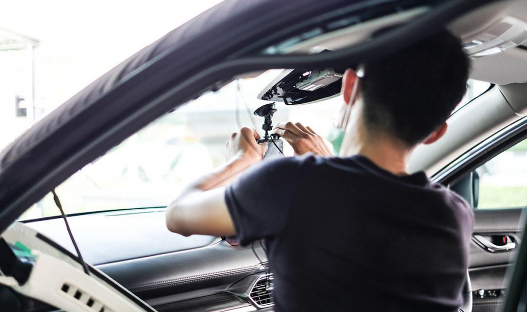 Mann-installerer-dashcam-i-bil